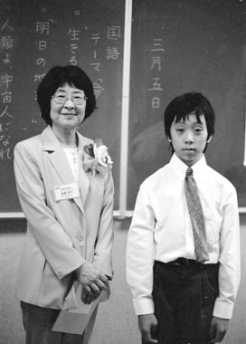 050305-graduation.jpg - 23.3 K